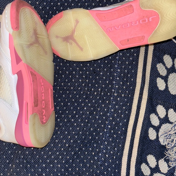 Boys size 7 (8.5/9 in wmn) retro low white and pink 5’s! - Picture 3 of 5